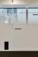 반투명 유리 파티션이 돋보이는 모던 오피스